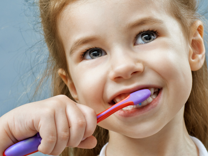 Billede af barn der børster tænder